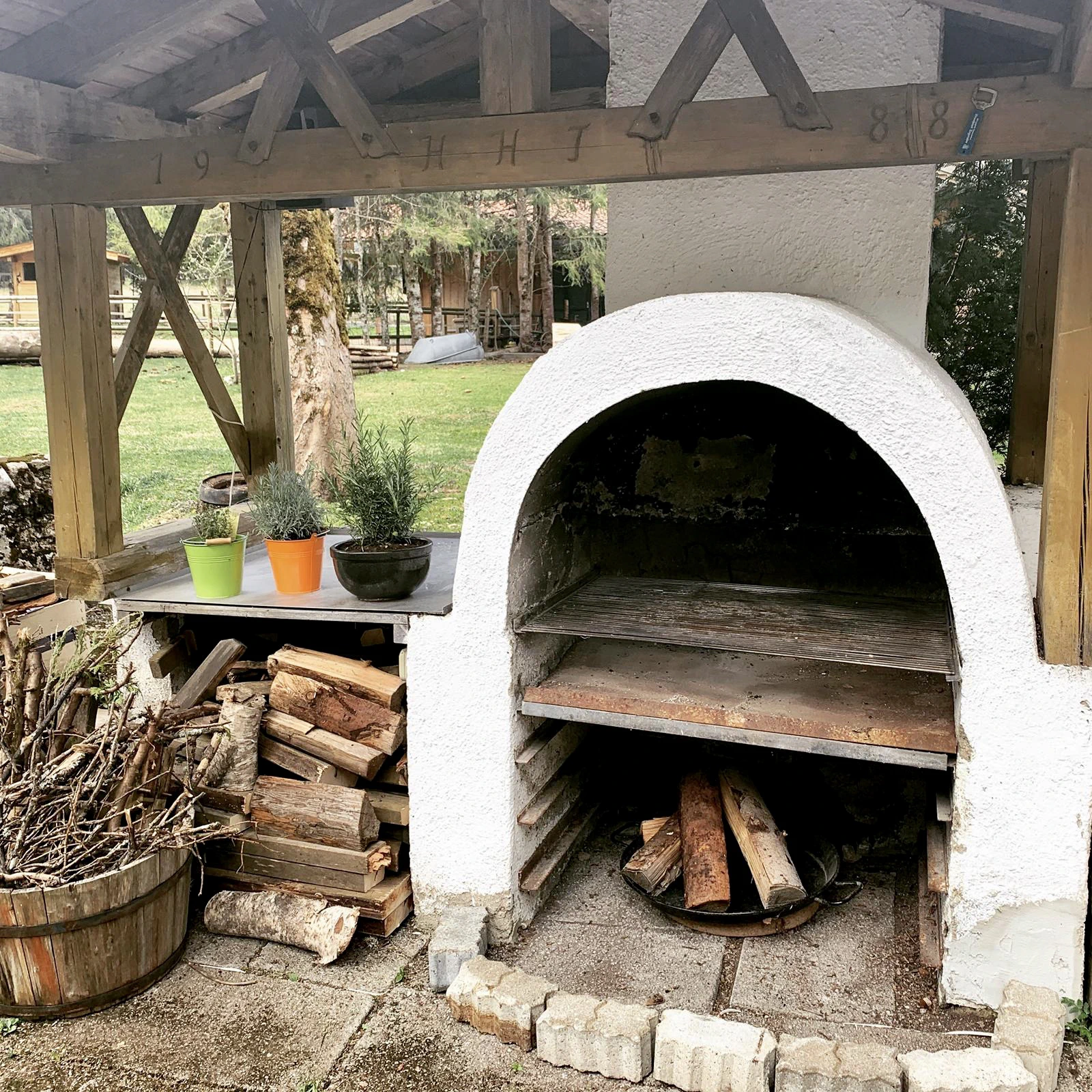 Holzbackofen im Außenbereich
