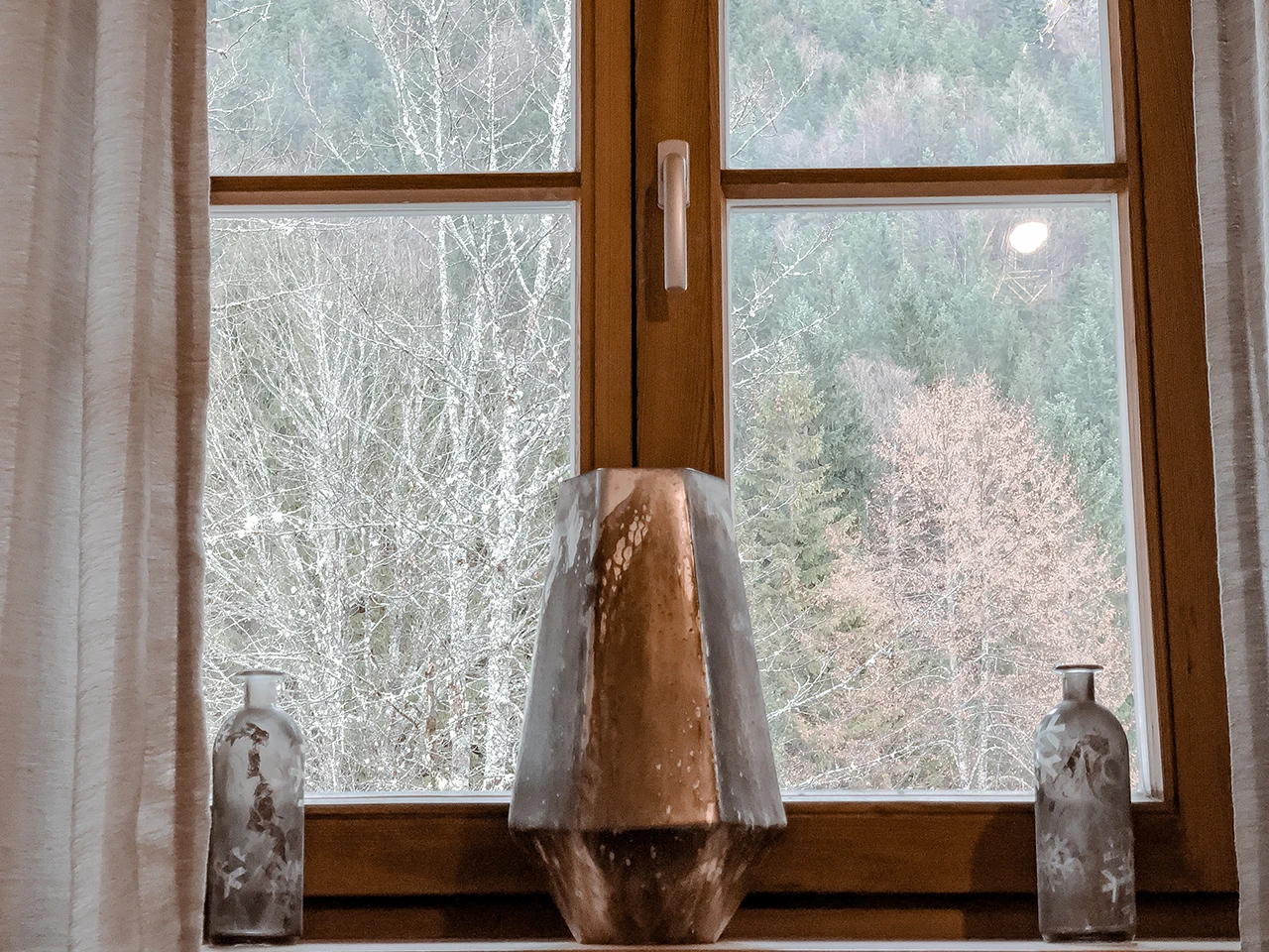Blick aus dem Fenster in den Winter