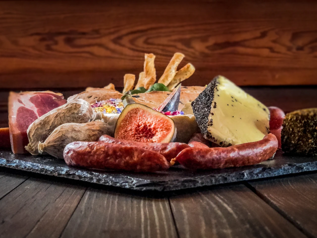 Brotzeitbrett mit Schinken, Käse und Feige