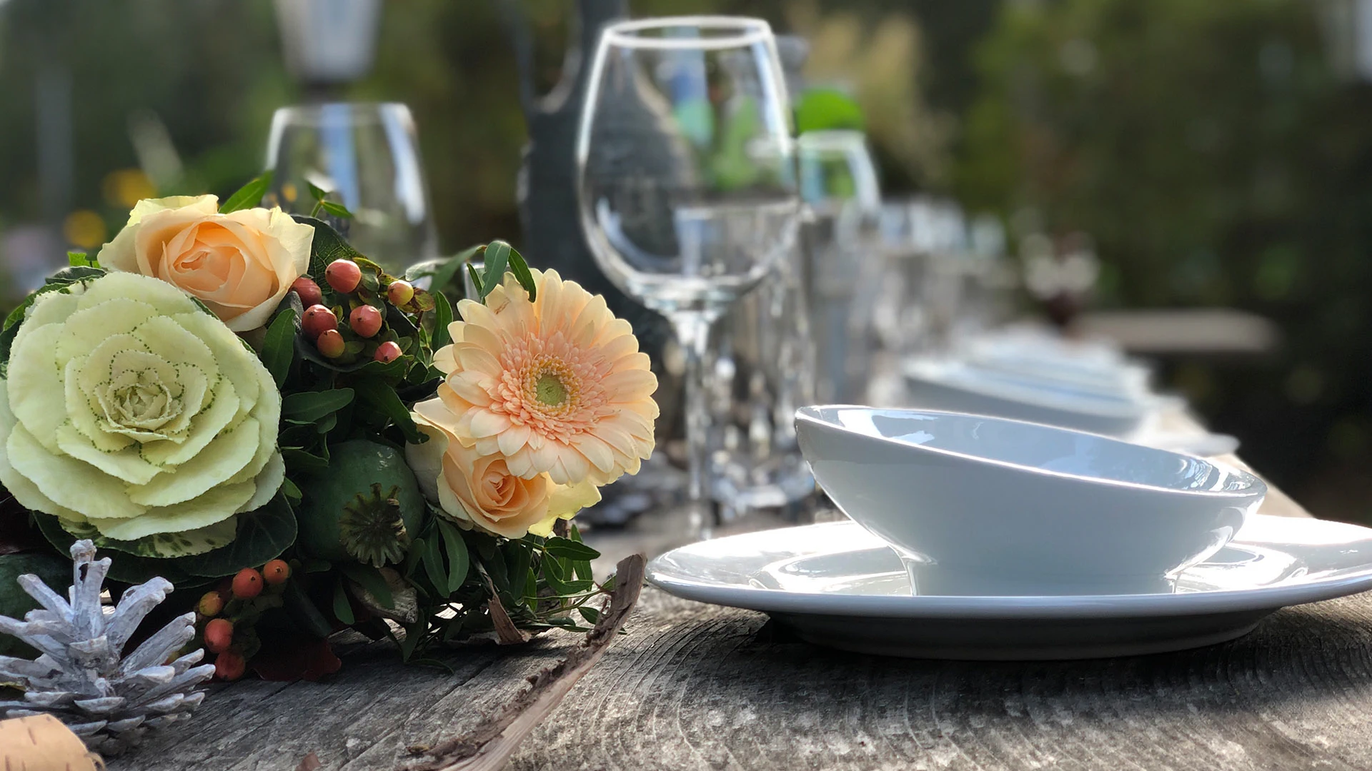 Festlich gedeckte Tafel im Freien, Detail