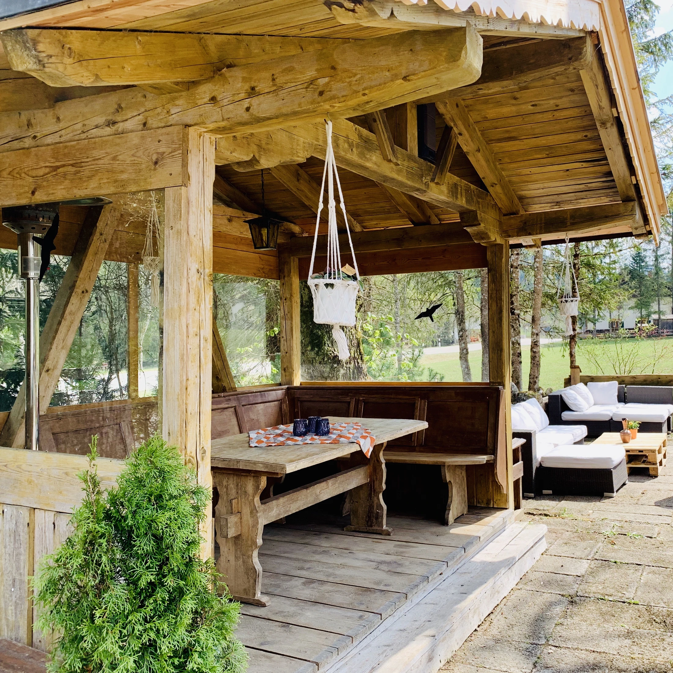 Überdachte Lounge-Terrasse der Bäckeralm
