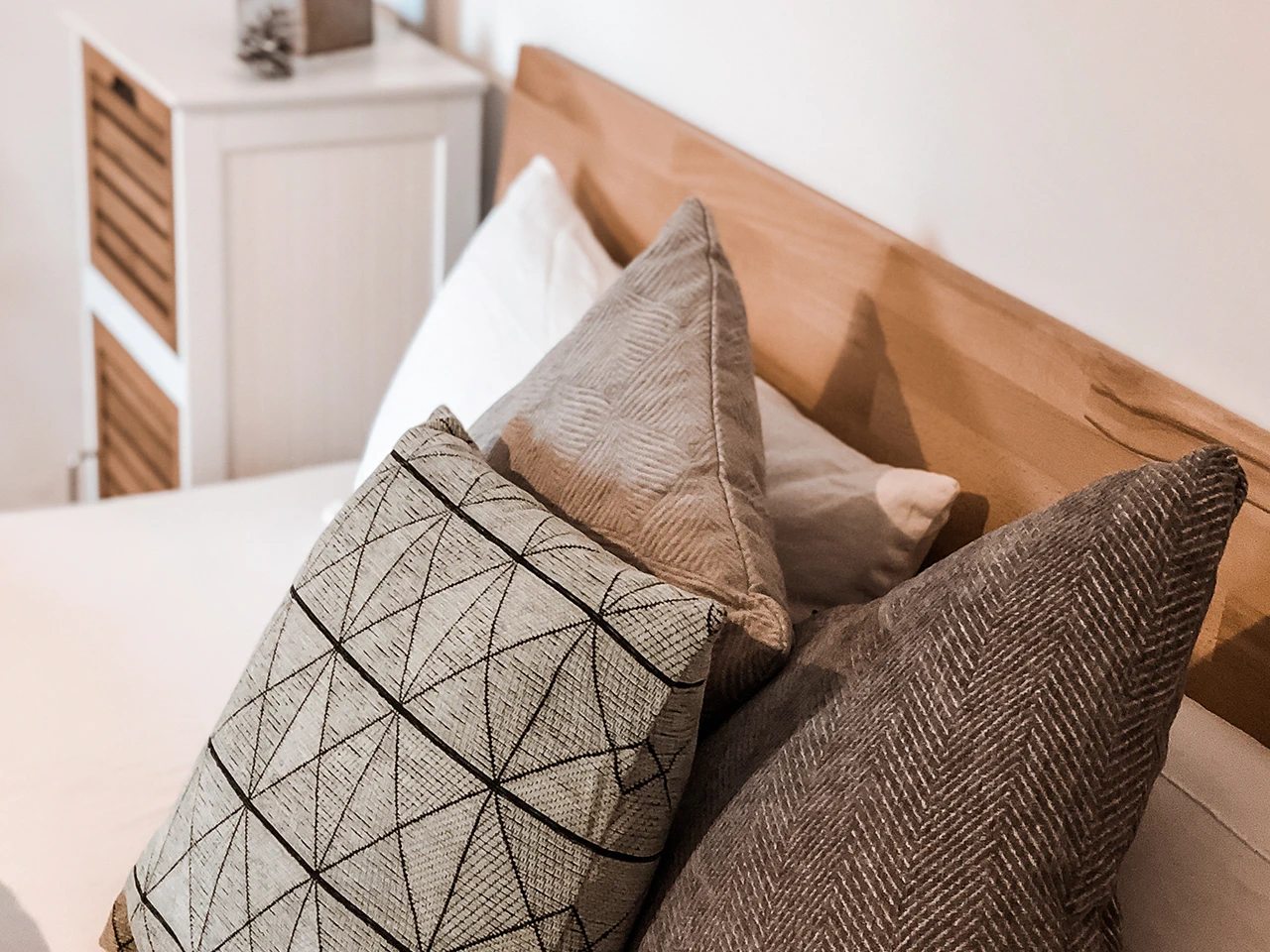 Bett mit Kissen im Gästezimmer